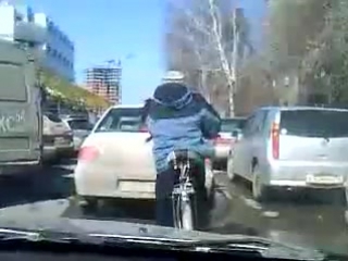 a cyclist in a traffic jam,) ---) novosibirsk, ahahahaha, this is something :))))))))))) rzhach)))